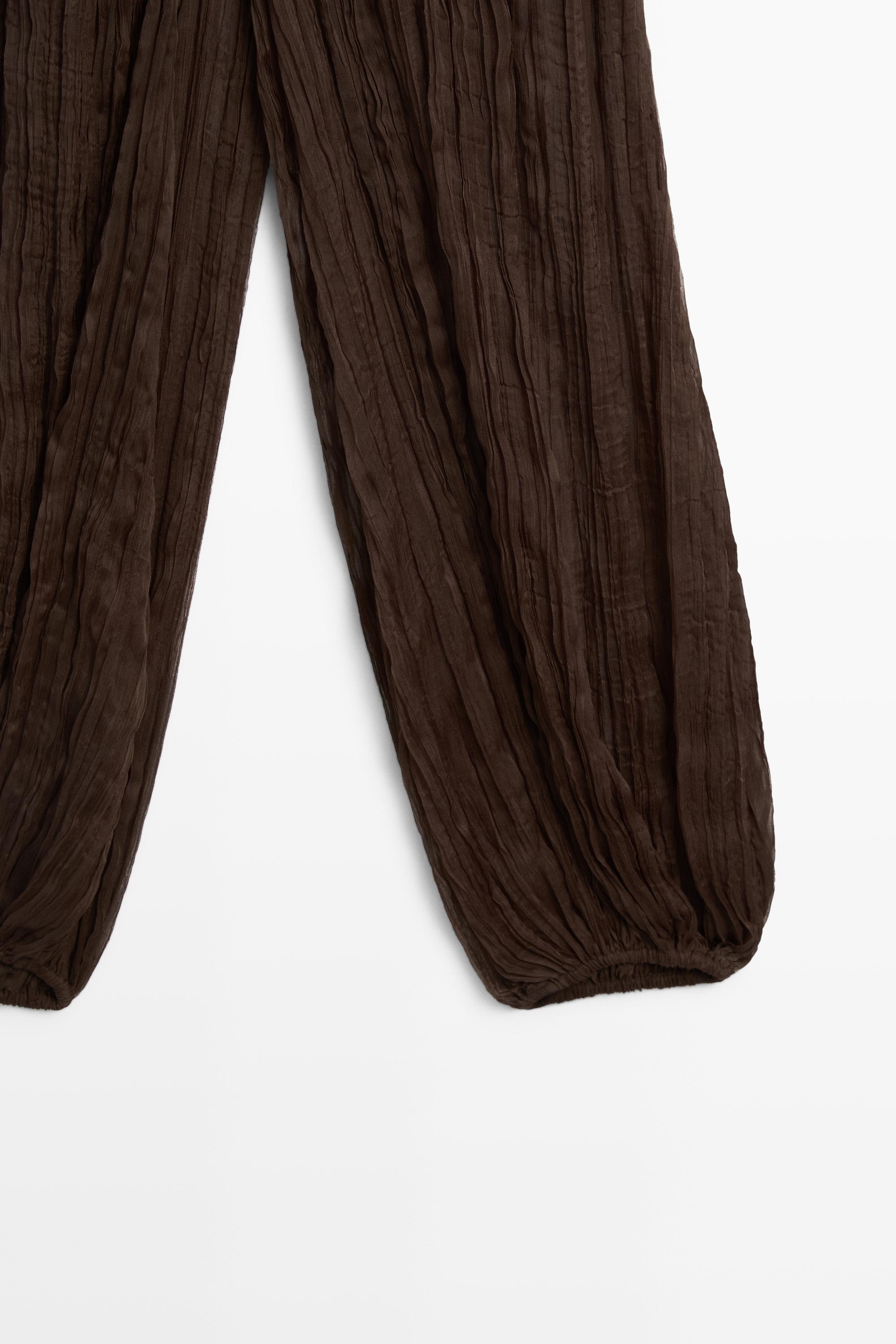 Total look flowing pants